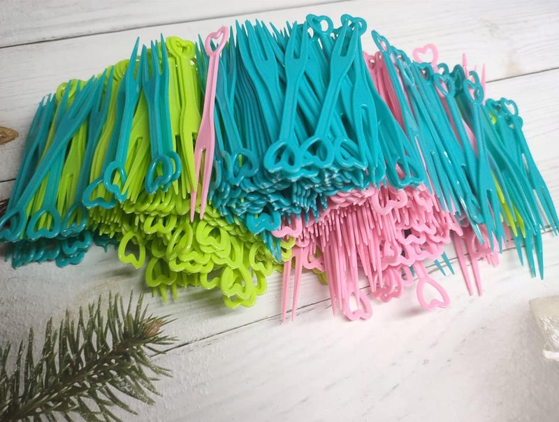 Honkenda 500PCS Disposable Plastic Cocktail Picks Fruit Forks Colorful Heart Shape Mini Cake Forks Sticks Party Supplies Tasting Appetizer Plates Picks Dessert Forks - Image 1