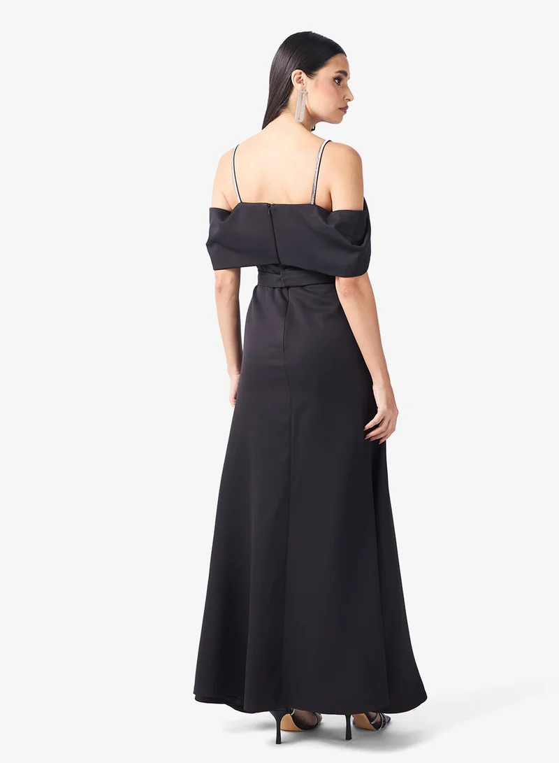 نمشي x فستان حورية البحر بكتف مكشوف وتفاصيل مجمعة