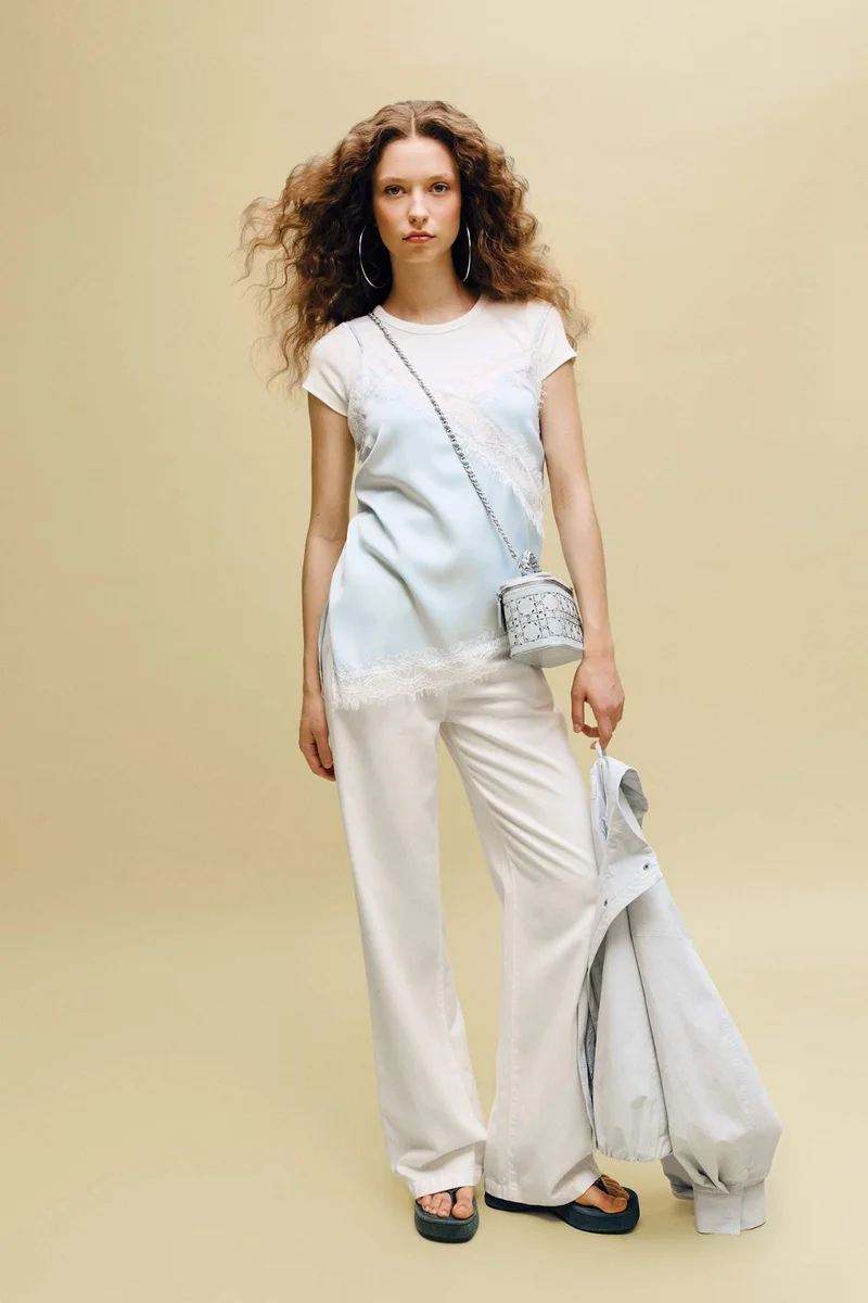 ديفاكتو Regular Fit V-Neck Sleeveless Blouse