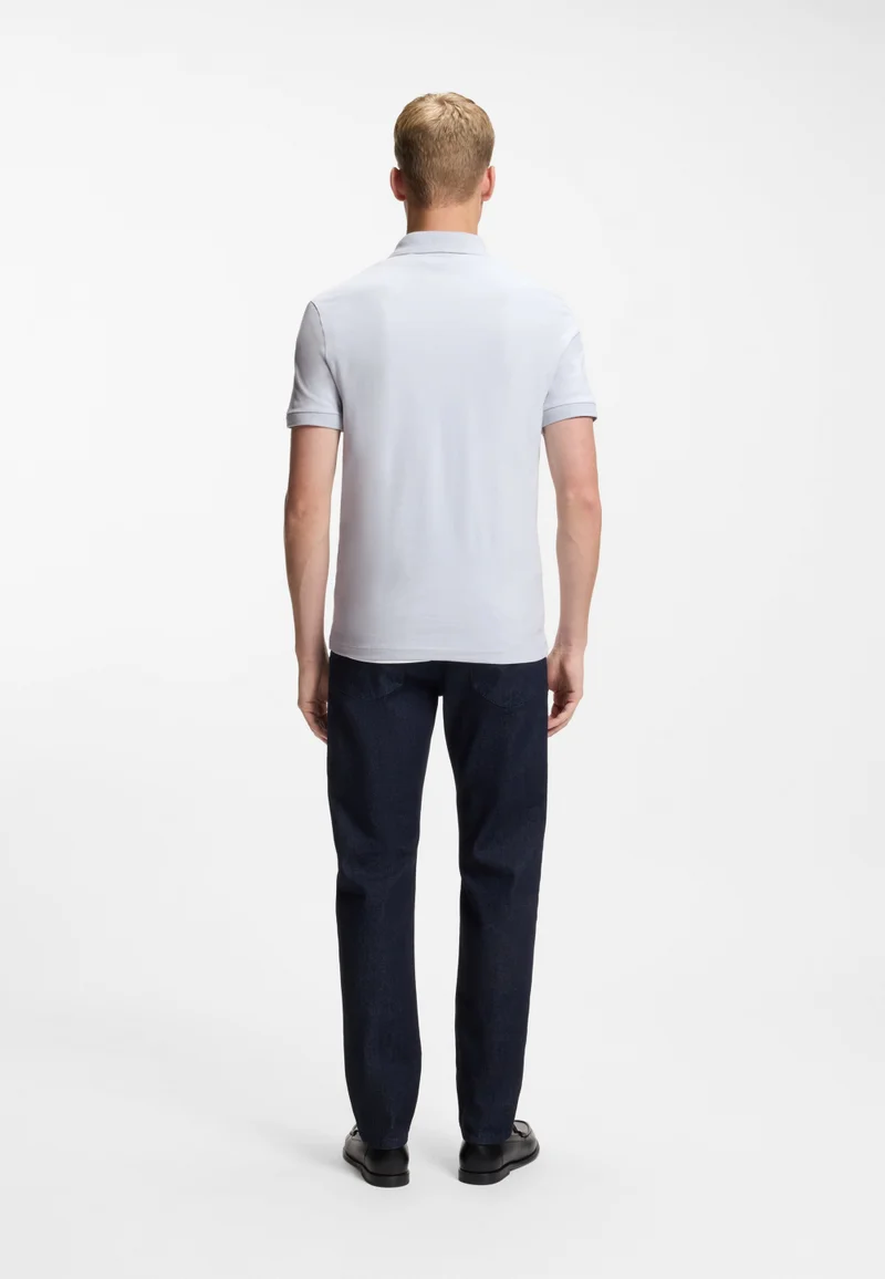 بوس قميص بولو قطن مطاطي بقصة ضيقة مع رقعة شعار