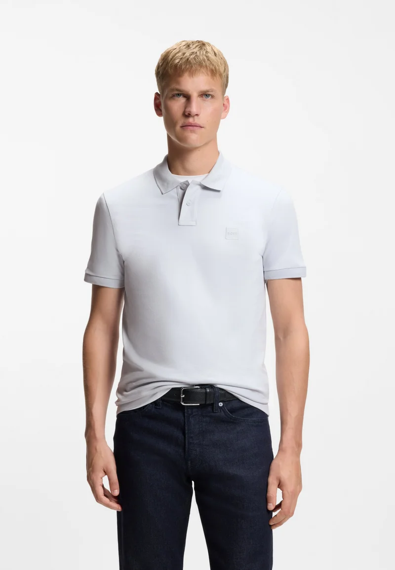 بوس قميص بولو قطن مطاطي بقصة ضيقة مع رقعة شعار