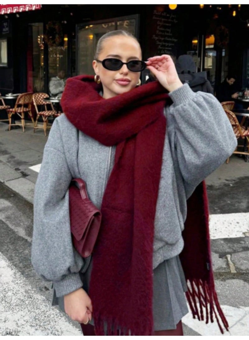 Luxurious long women's winter shawl. This winter shawl is made of soft and warm fabric, adding a soft and luxurious touch to your winter look.