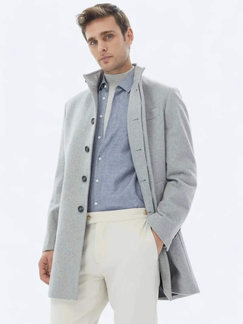 كيب معطف رمادي بياقة عالية وقصة عادية، مصنوع من نسيج كلاسيكي