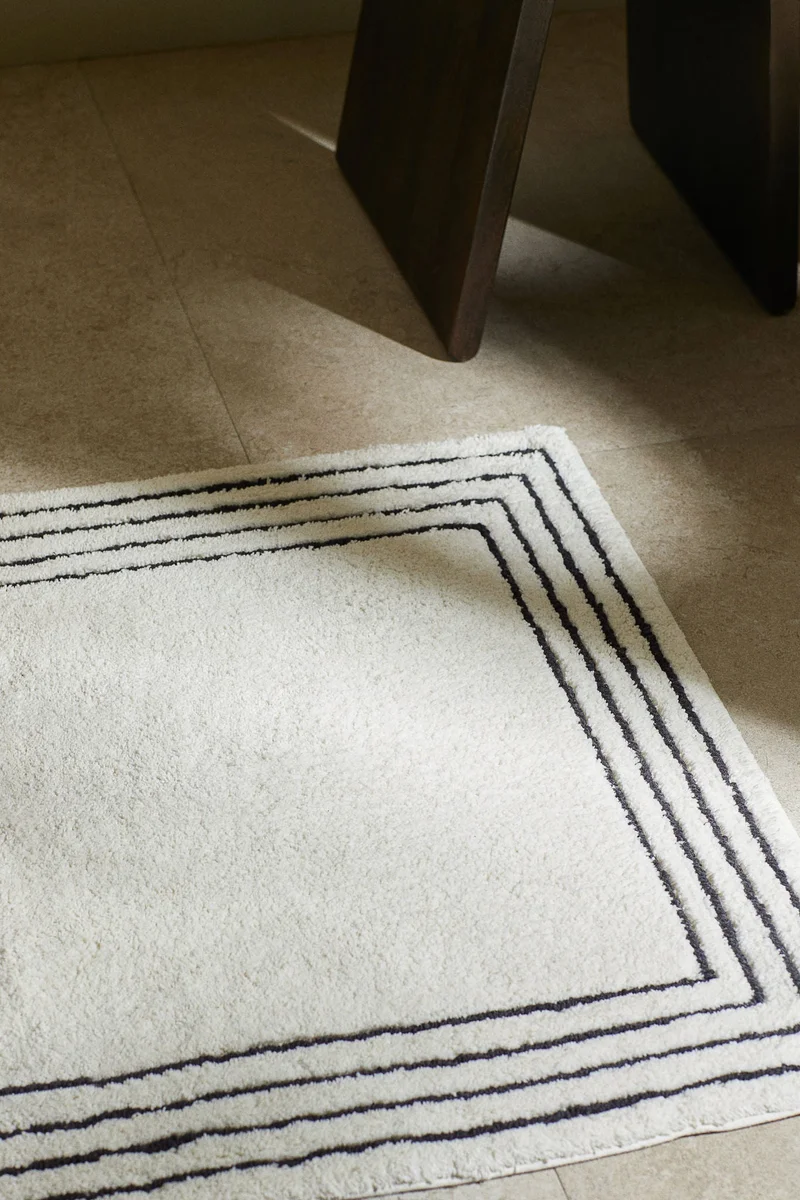 اتش اند ام سجادة للحمام بتصميم معنقد