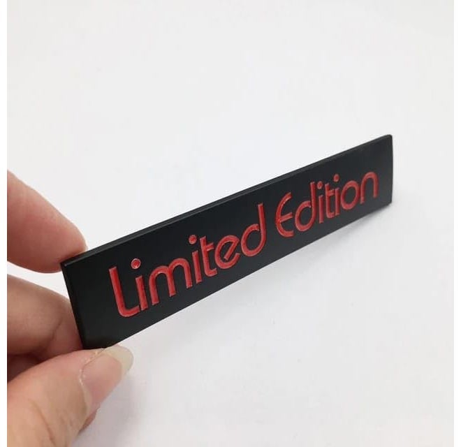 AutoBizarre ملصق شعار معدني ثلاثي الأبعاد محدود الإصدار لجميع السيارات والدراجات (أسود أحمر) - Image 2