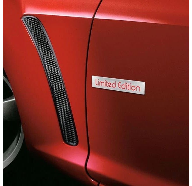 AutoBizarre ملصق شعار معدني ثلاثي الأبعاد محدود الإصدار لجميع السيارات والدراجات (أسود أحمر) - Image 4