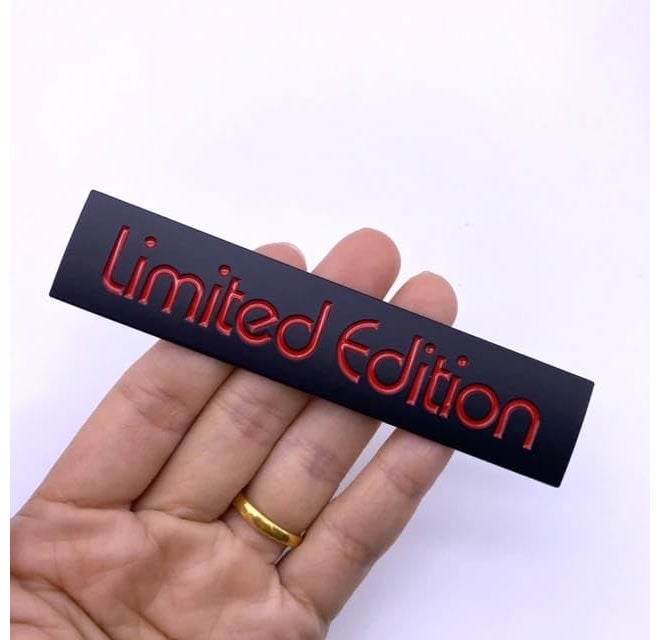 AutoBizarre ملصق شعار معدني ثلاثي الأبعاد محدود الإصدار لجميع السيارات والدراجات (أسود أحمر) - Image 3