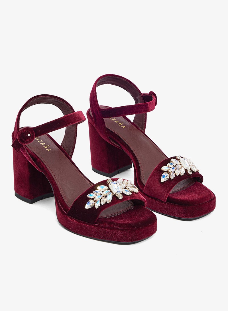 خزانة صندل بكعب منصة مخملي عنابي بحزام للكاحل وزخرفة كريستالية - Image 4