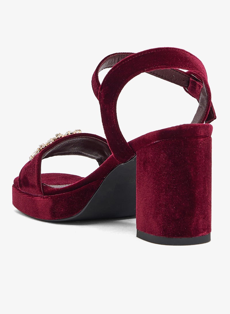 خزانة صندل بكعب منصة مخملي عنابي بحزام للكاحل وزخرفة كريستالية - Image 3