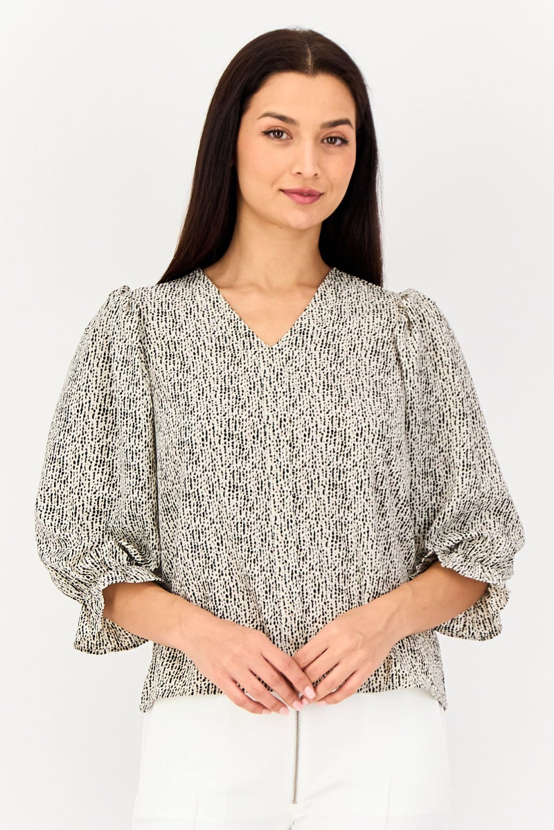 VERO MODA بلوزة نسائية من فيرو مودة بتصميم رقبة على شكل V وطباعة حيوانات بأكمام 3/4، متعددة الألوان - Image 1