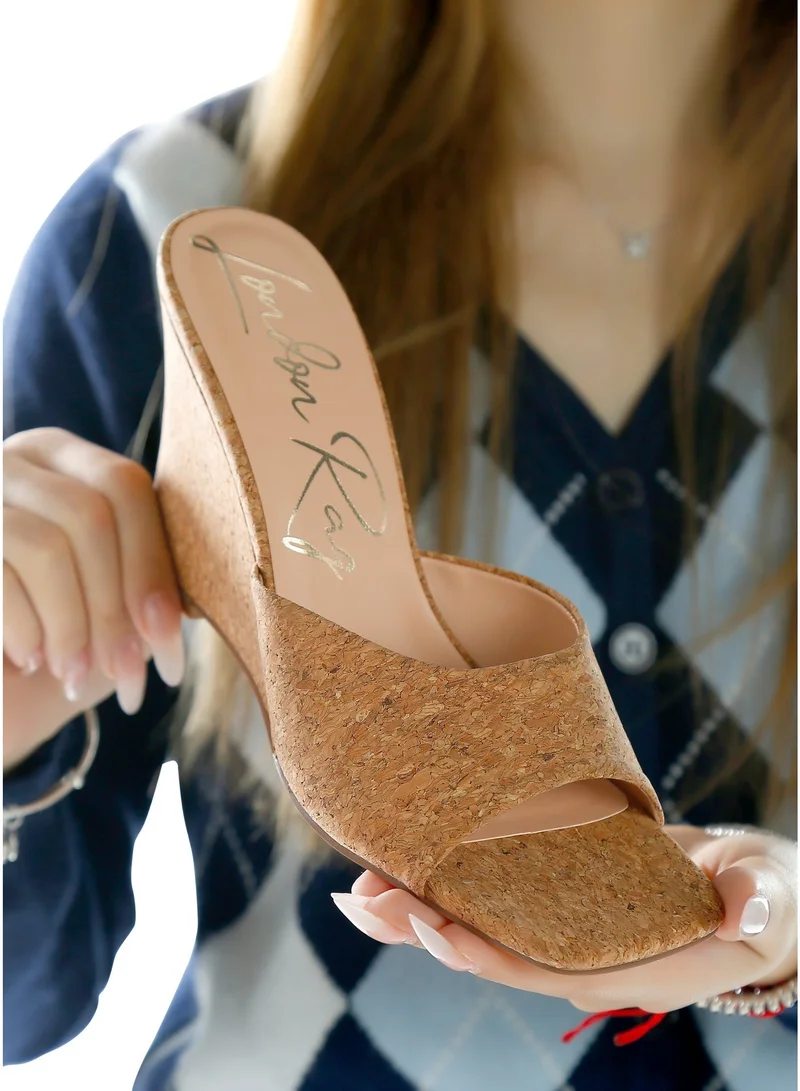 لندن راج صندل بكعب عريض من الفلين باللون الطبيعي