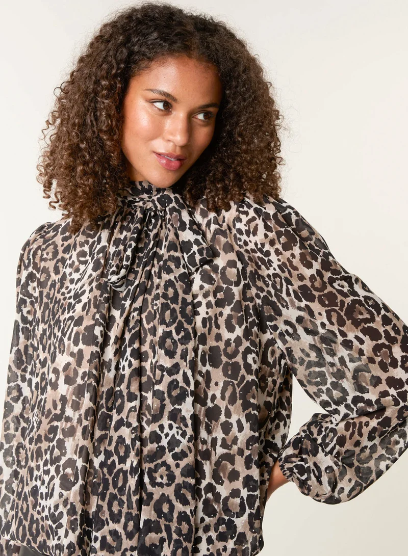 بلو فانيلا بلوزة بنقشة جلد الفهد بياقة مربوطة وأكمام منفوشة