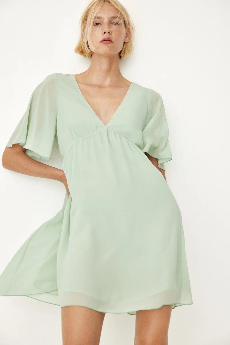 اتش اند ام فستان شيفون بياقة على شكل حرف