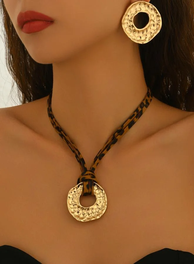 تايك تو طقم من عقد وأقراط ذهبية بدائرة