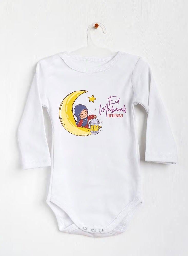 برينت شوب فور مي ملابس مطبوع عليها My First Eid Dubai - رومبير للأطفال حديثي الولادة - رومبير قطني بأكمام طويلة للفتيات الصغيرات - احتفل بالعيد الأول للطفل بأناقة - هدية للآباء الجدد - Image 2