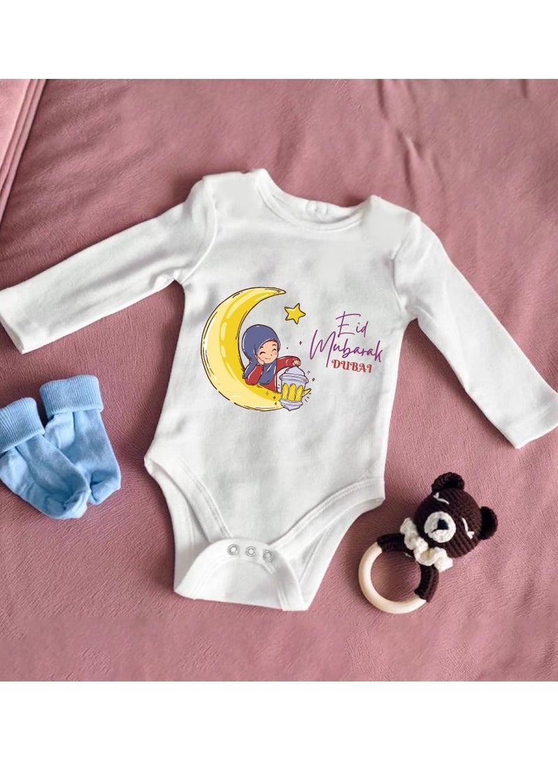 برينت شوب فور مي ملابس مطبوع عليها My First Eid Dubai - رومبير للأطفال حديثي الولادة - رومبير قطني بأكمام طويلة للفتيات الصغيرات - احتفل بالعيد الأول للطفل بأناقة - هدية للآباء الجدد - Image 3
