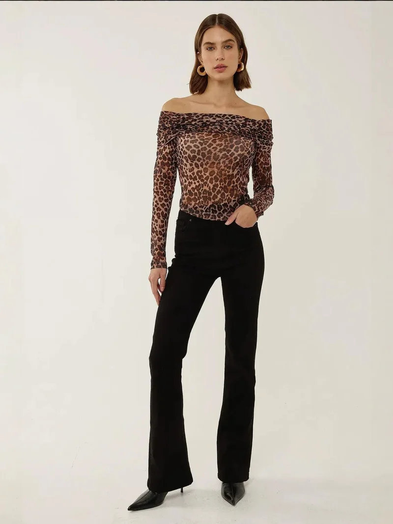 زوبعة بلوزة شفافة بنقوش مكشوفة الكتفين