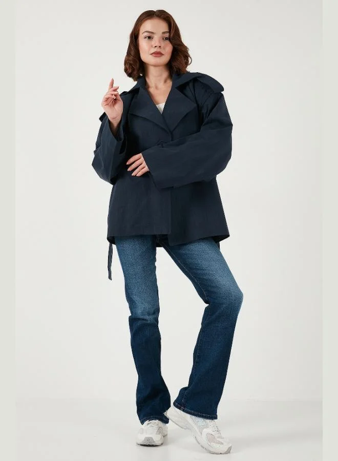 ليلا معطف ترنش نسائي من ليلا بقصة واسعة وياقة مزدوجة الصدر وحزام وأزرار