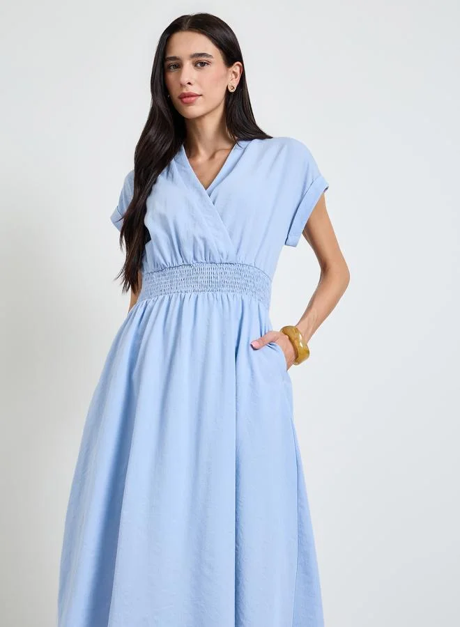 ستايلي Blue Solid Cap Sleeves Midi Dress With Ruched Details