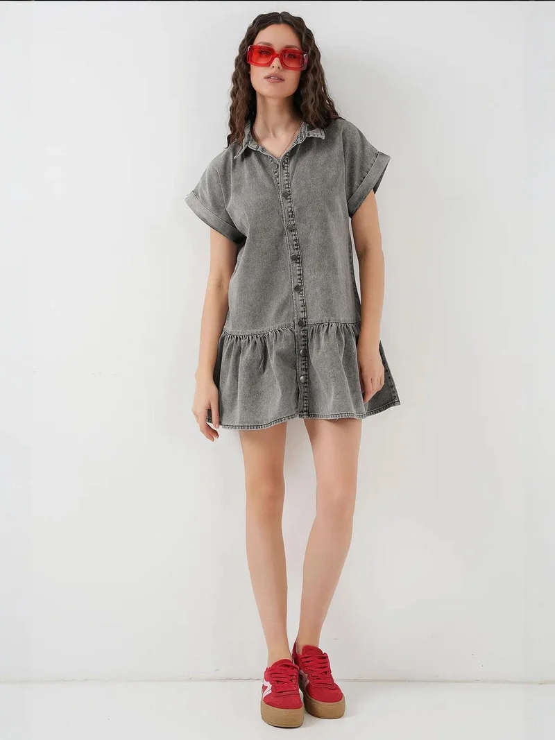 بيغ دارت فستان جينز قصير بياقة قميص وتفاصيل أزرار