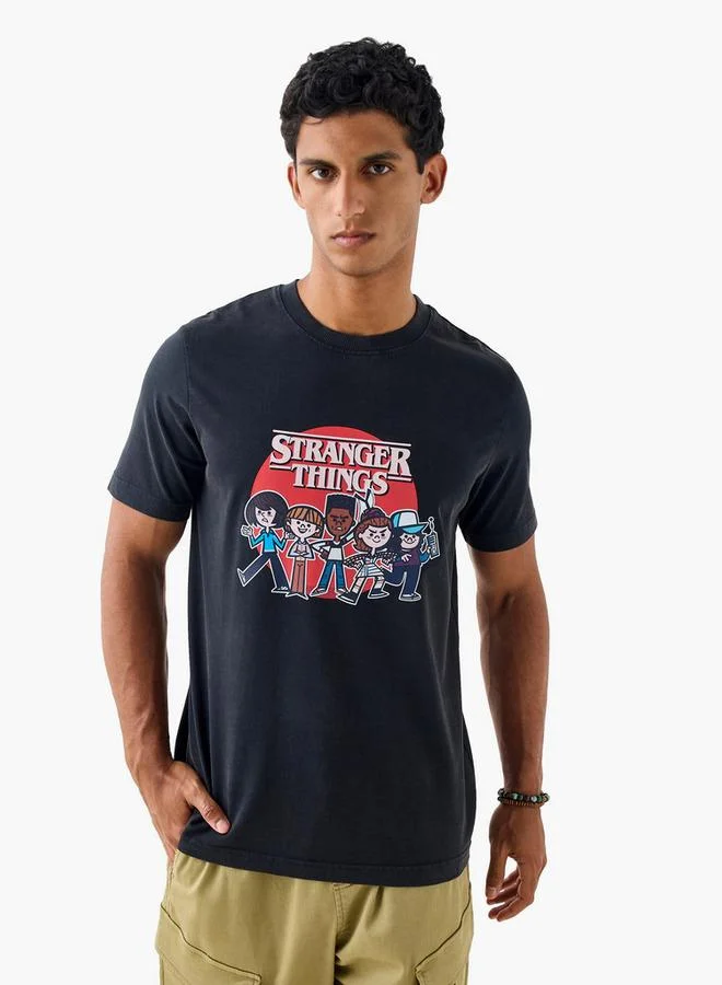 سبلاش فيڤ تيشيرت بطبعة سترينجر ثينجز بياقة دائرية