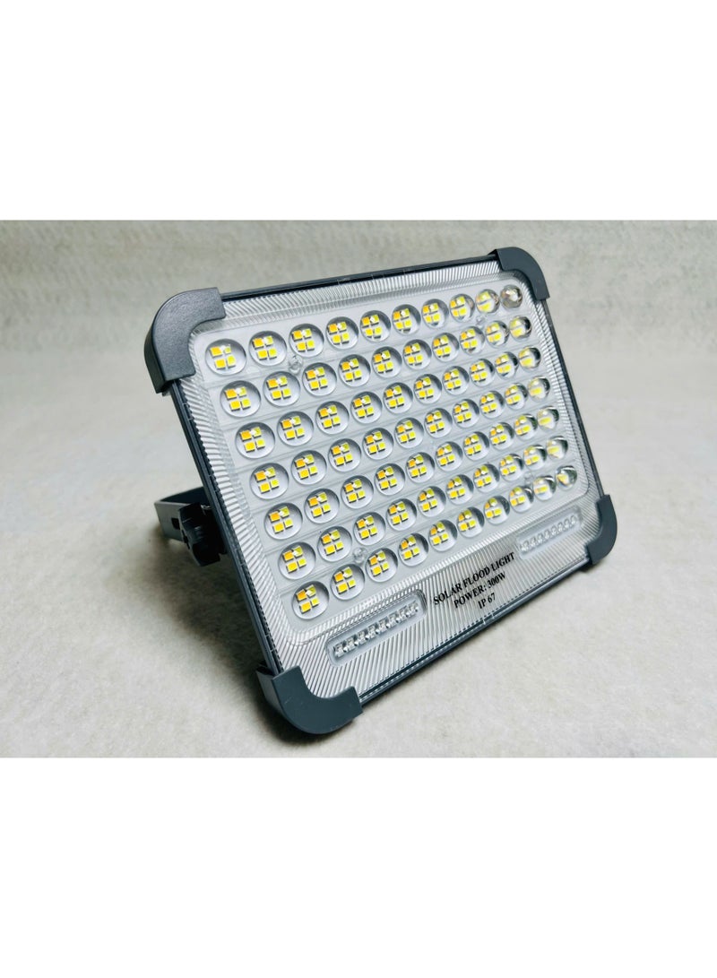 صن باور كشاف تخييم شمسي LED محمول 15 وات - باور بانك لشحن الهواتف - إضاءة قوية أبيض ودافئ - وضع طوارئ أحمر وأزرق - خطاف تعليق وحامل قابل للدوران - مناسب للتخييم والرحلات وانقطاع الكهرباء وإصلاح السيارات - Image 5