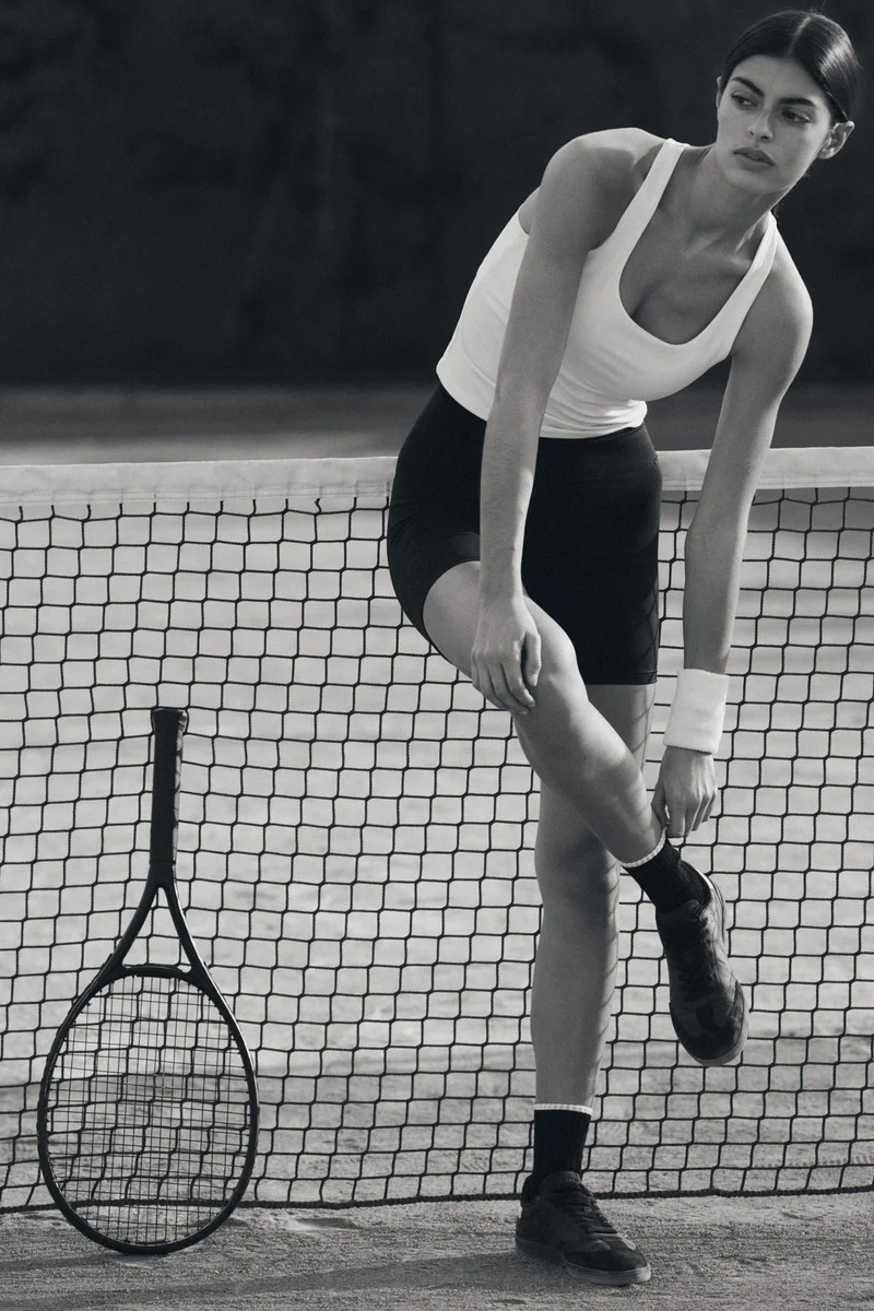 اتش اند ام بلوزة رياضية بحمالة صدر مدمجة من نسيج دراي موف