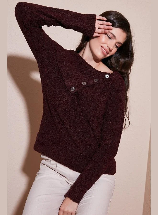 ليلا كنزة نسائية بياقة قارب بقصة عادية وتفاصيل أزرار من ليلا