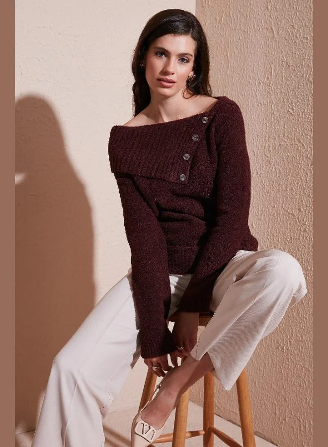 ليلا كنزة نسائية بياقة قارب بقصة عادية وتفاصيل أزرار من ليلا