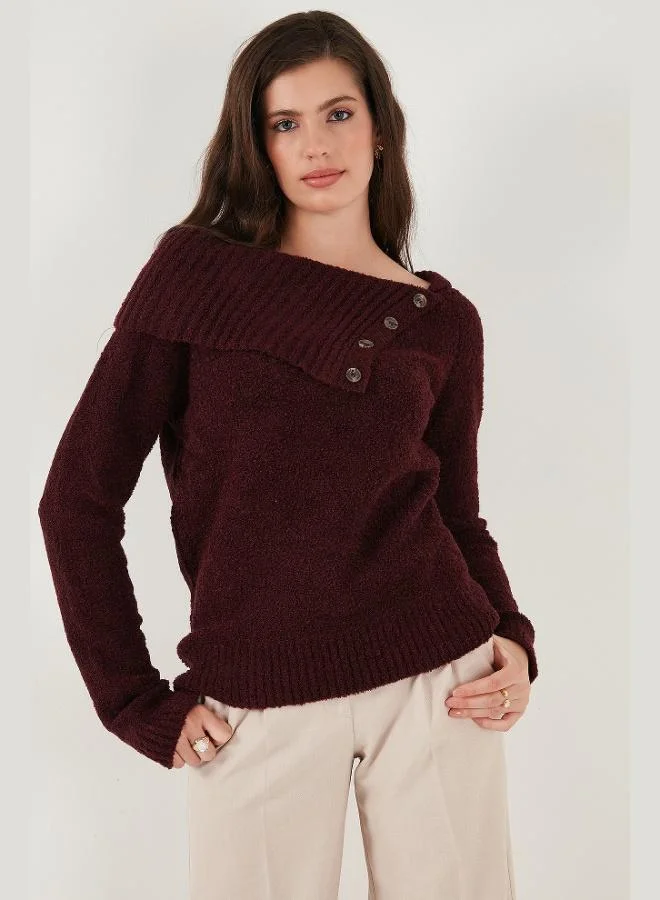 ليلا كنزة نسائية بياقة قارب بقصة عادية وتفاصيل أزرار من ليلا