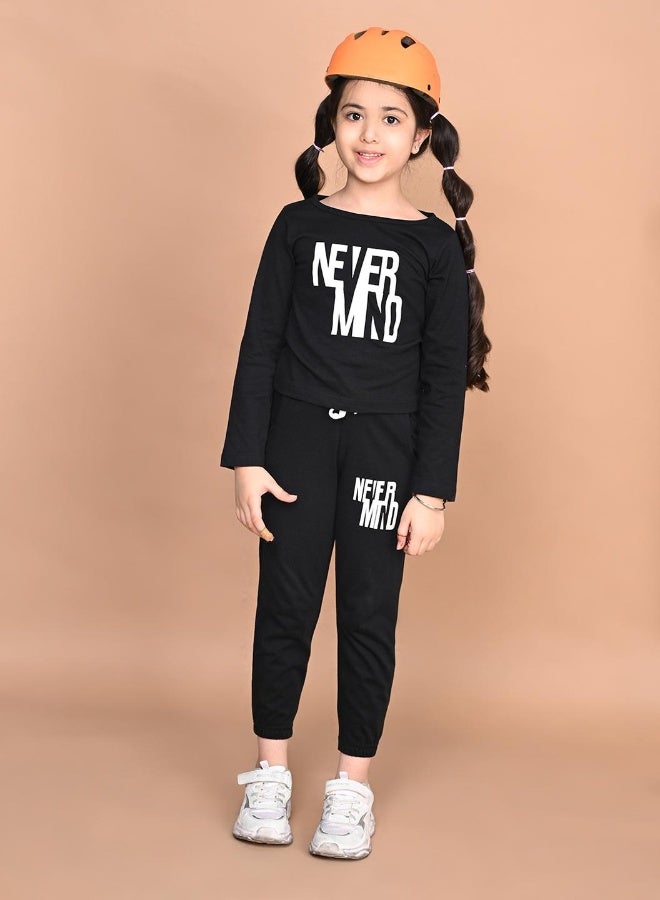 LILPICKS طقم قميص مطبوع عليه Never Mind مع بنطال رياضي  - Image 4