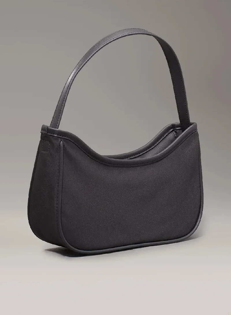 كالفن كلاين جينز شنطة كتف بطبعة شعار كلفن كلاين للجنسين