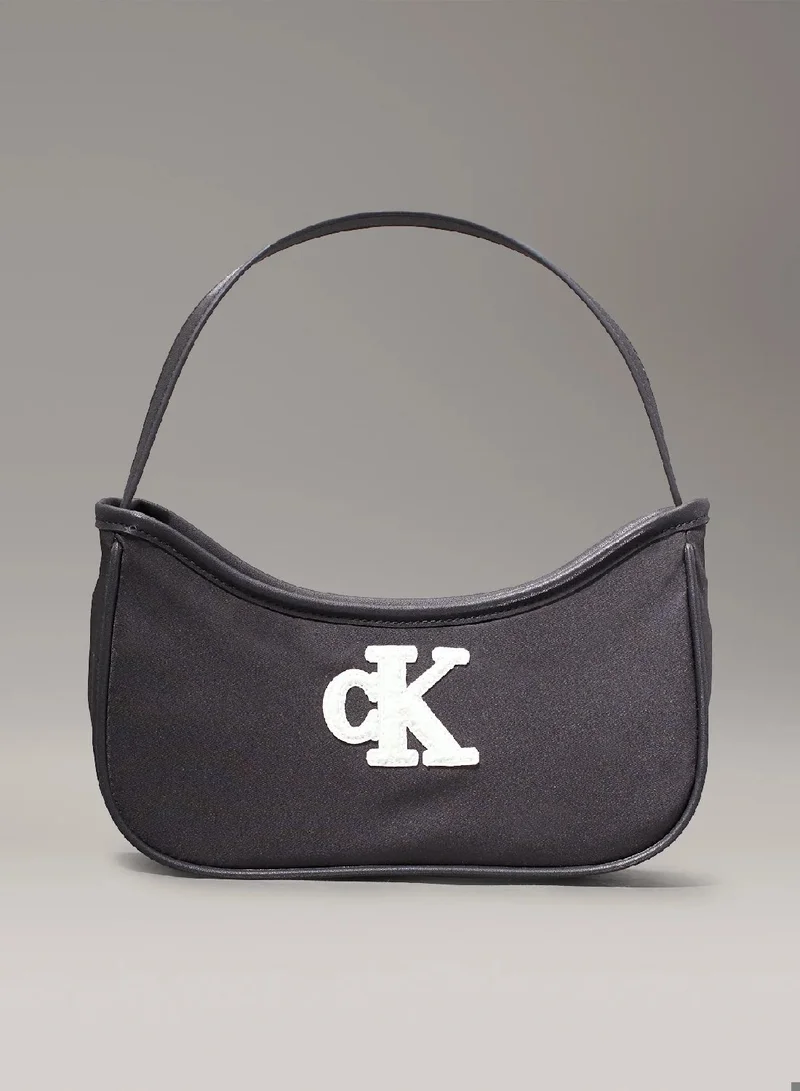 كالفن كلاين جينز شنطة كتف بطبعة شعار كلفن كلاين للجنسين