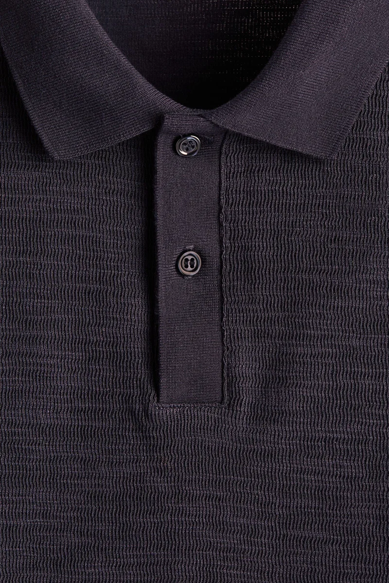 اتش اند ام تي-شيرت بولو من الجاكار بقصّة سلِم