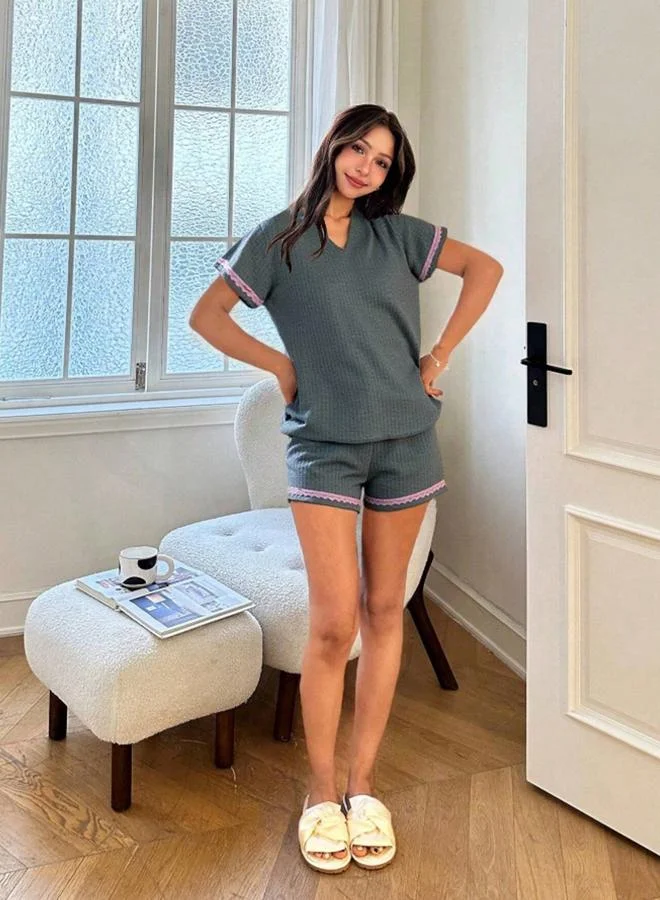 تايك تو مجموعة من شورت وتيشيرت بحواف دانتيل