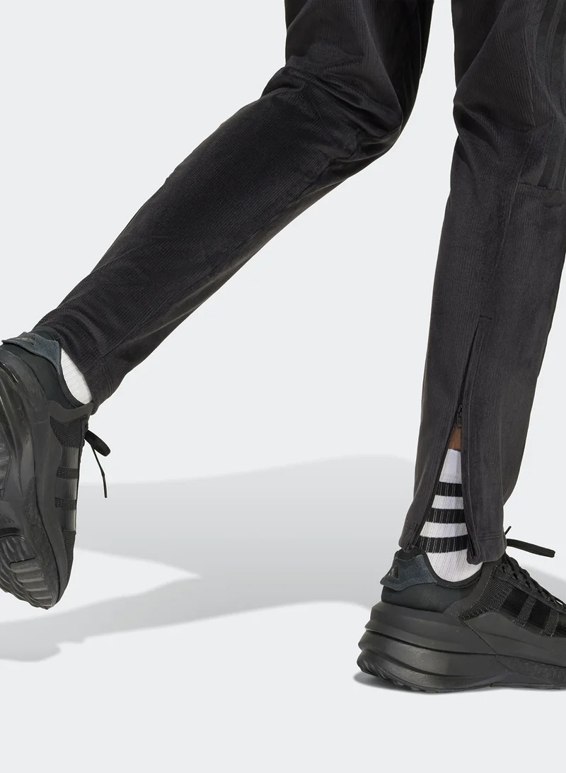 adidas بنطلون رياضي فيلوش بتصميم Tiro بثلاث خطوط قابلة للتمدد