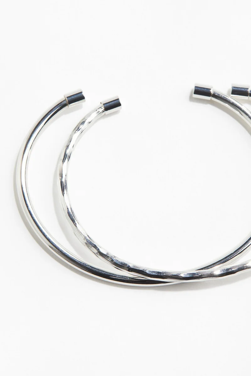 اتش اند ام أساور لليد بتصميم أصفاد - عبوة من قطعتين