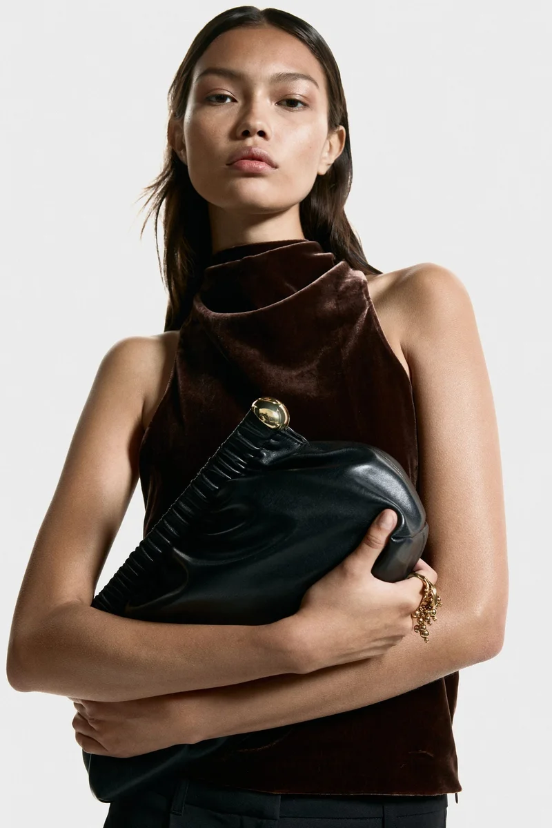 اتش اند ام بلوزة مخملية بياقة هالتر