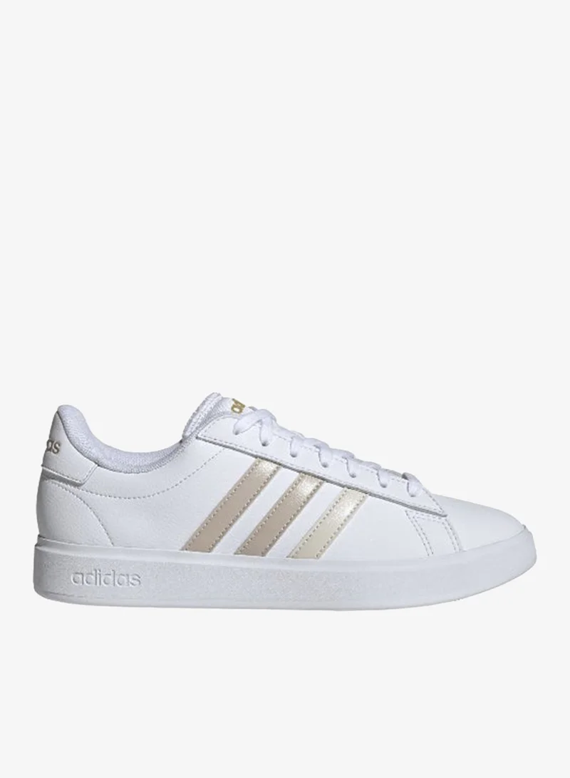 adidas أحذية أديداس جراند كورت . الرياضية البيضاء