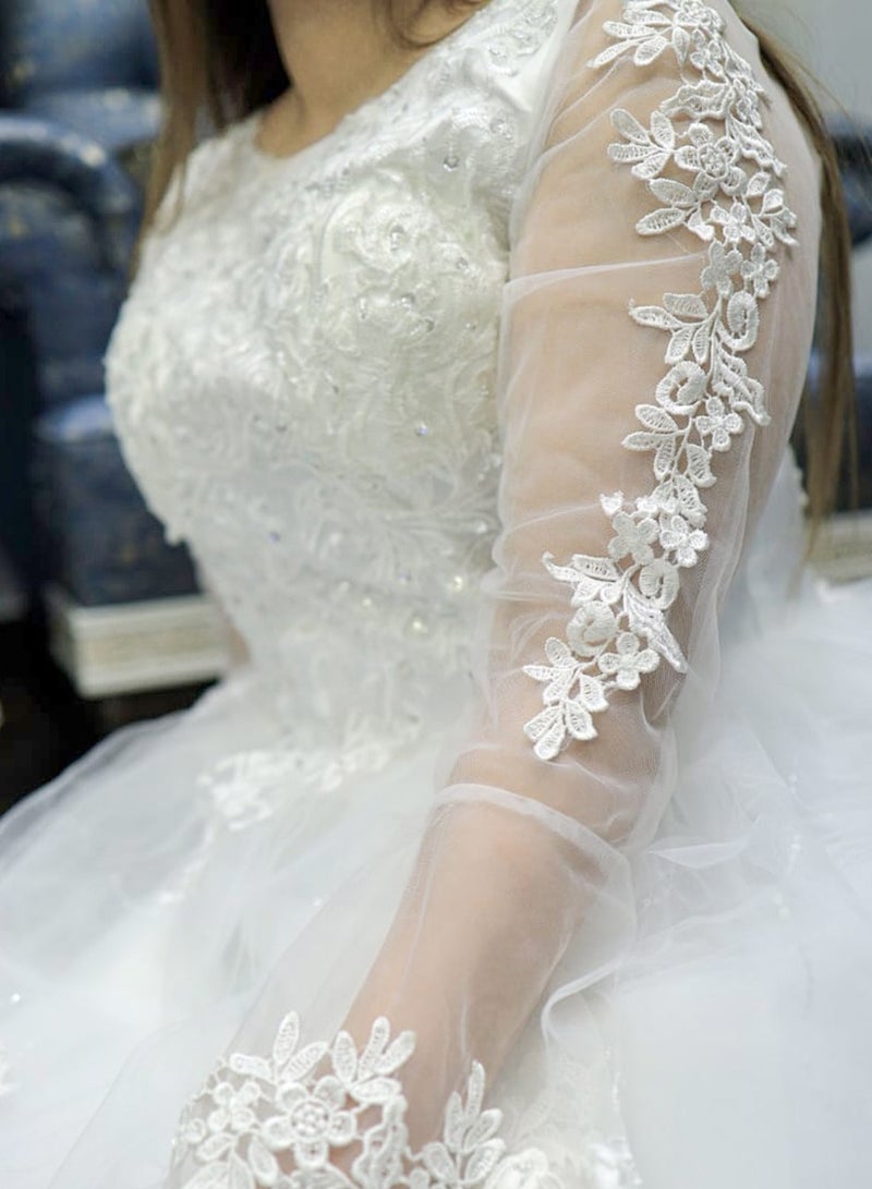 وينشيلز فستان زفاف أبيض أنيق على الطراز الباكستاني - أكمام من الدانتيل الشفاف وفستان أميرة مطرز لحفلات الزفاف - مقاس عادي - Image 2