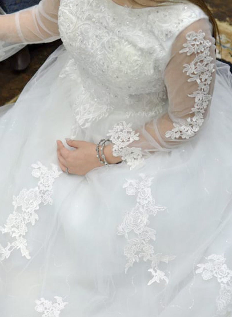 وينشيلز فستان زفاف أبيض أنيق على الطراز الباكستاني - أكمام من الدانتيل الشفاف وفستان أميرة مطرز لحفلات الزفاف - مقاس عادي - Image 3