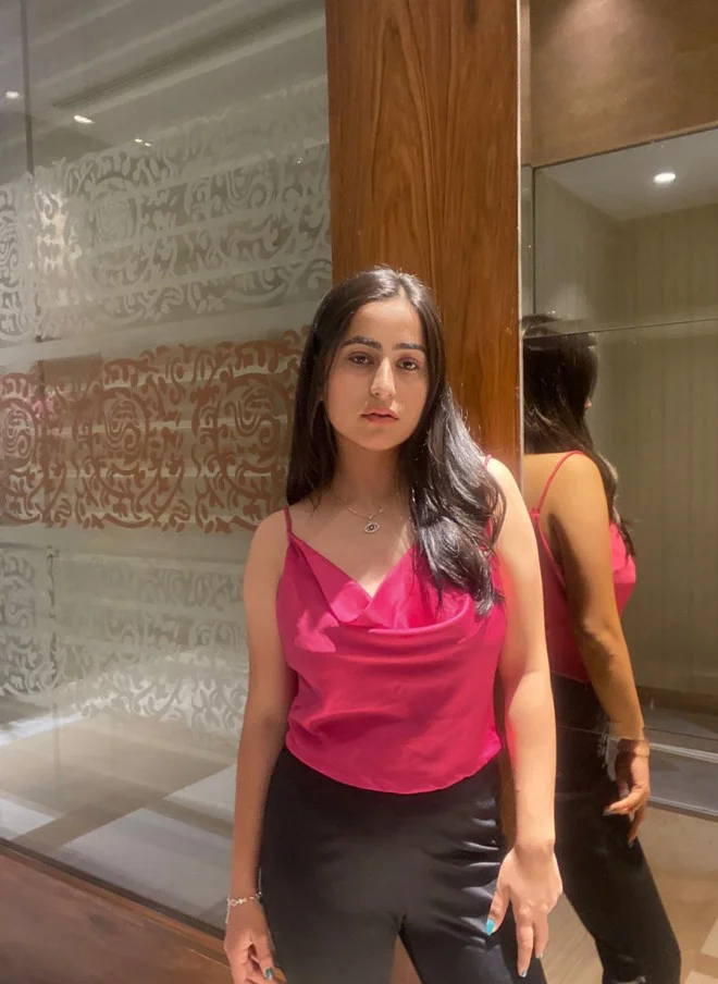 STREET 9 بلوزة ساتان وردي فوشيا بياقة ملتفة للنساء