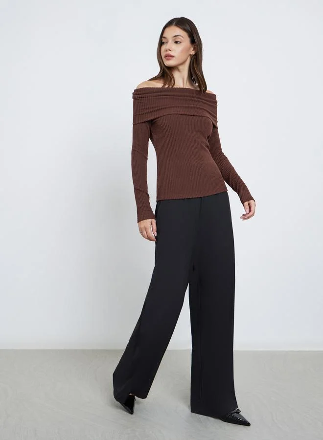 ستايلي بلوزة محبوكة بتفاصيل كتف مكشوف