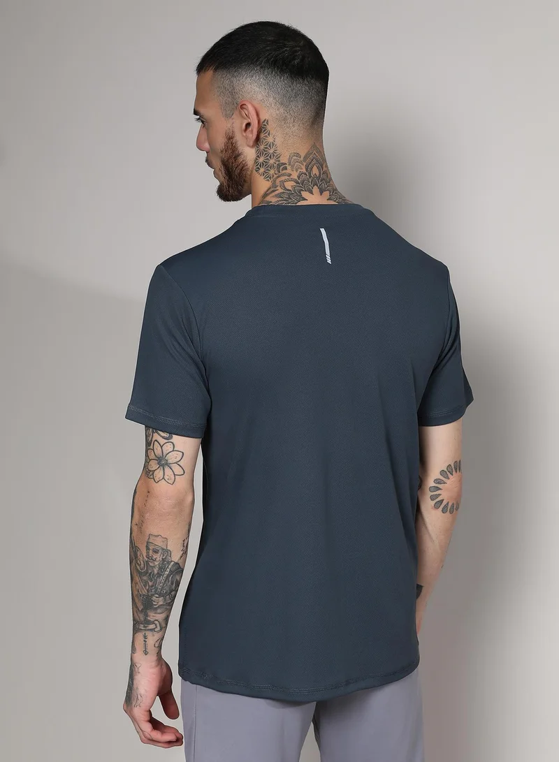 Campus Sutra Campus Sutra Men's Dark Grey Basic Activewear T-Shirt For Casual Wear | Crew Neck | Short Sleeve | Pull On Closure | Polyester Jersey T-Shirt Crafted With Comfort Fit For Everyday Wear