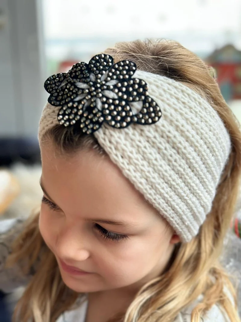 Queen Aksesuar Queen Accessory Trend Fashion Luxury Women Children Knitted Knitted Staple Stone Brooch Logo Bandana Hair Band Headphone Cream White