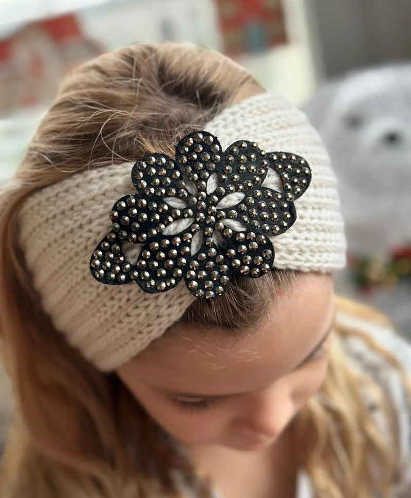 Queen Aksesuar Queen Accessory Trend Fashion Luxury Women Children Knitted Knitted Staple Stone Brooch Logo Bandana Hair Band Headphone Cream White