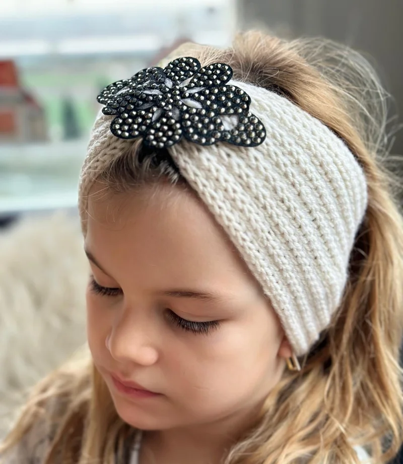 Queen Aksesuar Queen Accessory Trend Fashion Luxury Women Children Knitted Knitted Staple Stone Brooch Logo Bandana Hair Band Headphone Cream White