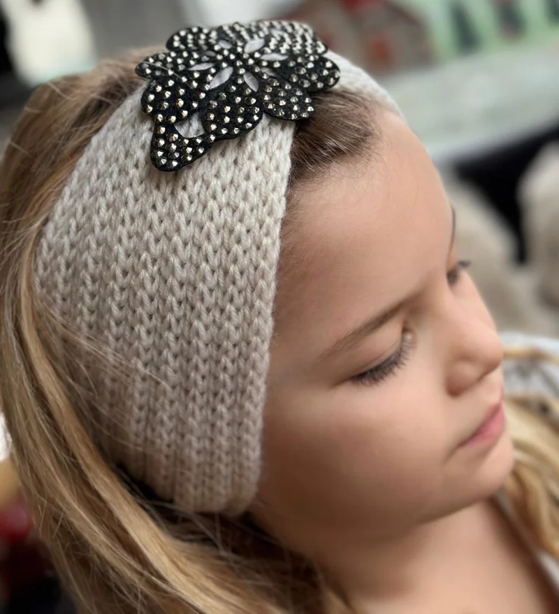 Queen Aksesuar Queen Accessory Trend Fashion Luxury Women Children Knitted Knitted Staple Stone Brooch Logo Bandana Hair Band Headphone Cream White