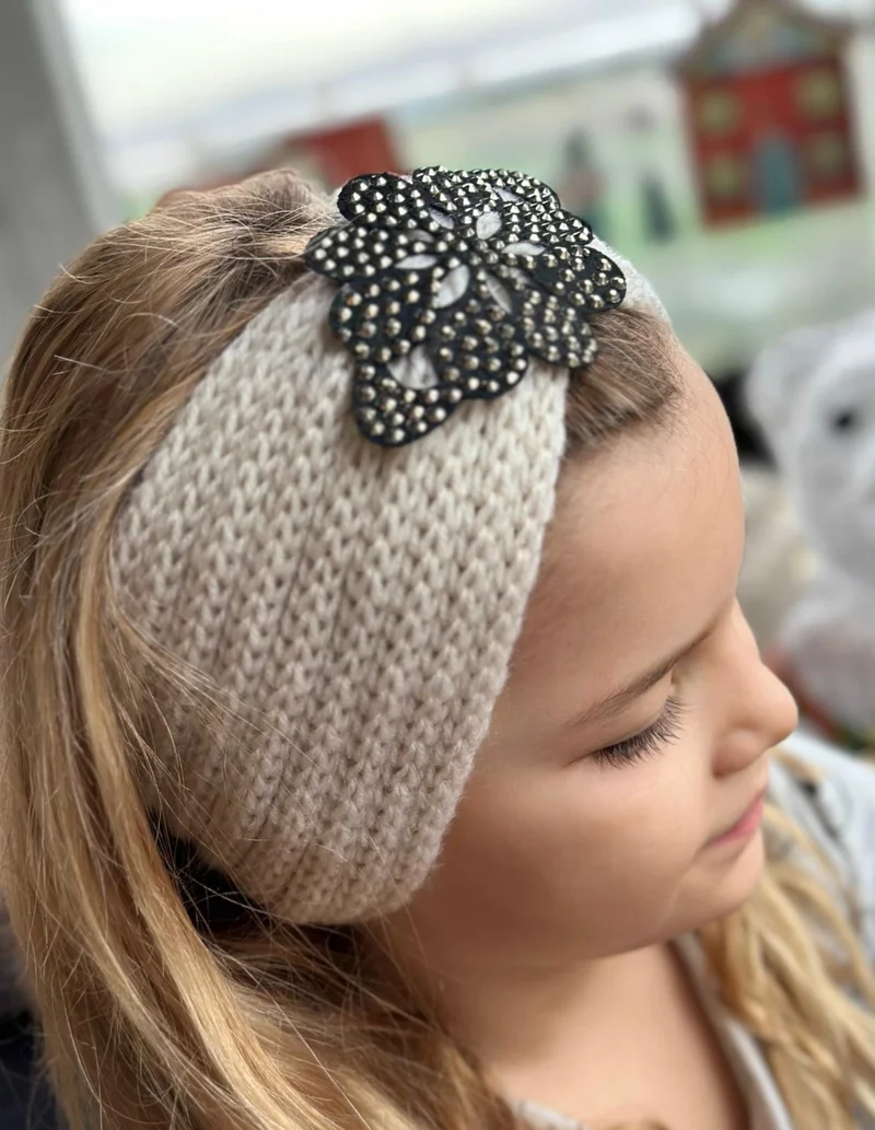 Queen Aksesuar Queen Accessory Trend Fashion Luxury Women Children Knitted Knitted Staple Stone Brooch Logo Bandana Hair Band Headphone Cream White
