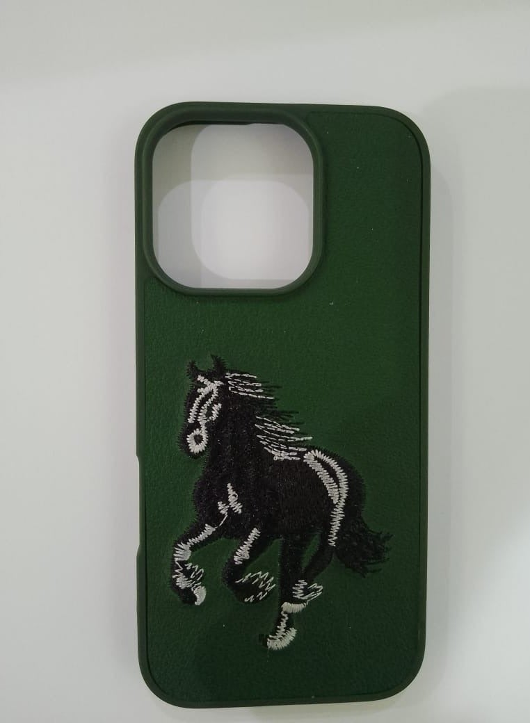 كيس جراب هاتف مضاد للصدمات بتصميم تطريز حصان لهاتف آيفون 15 برو باللون الاخضر